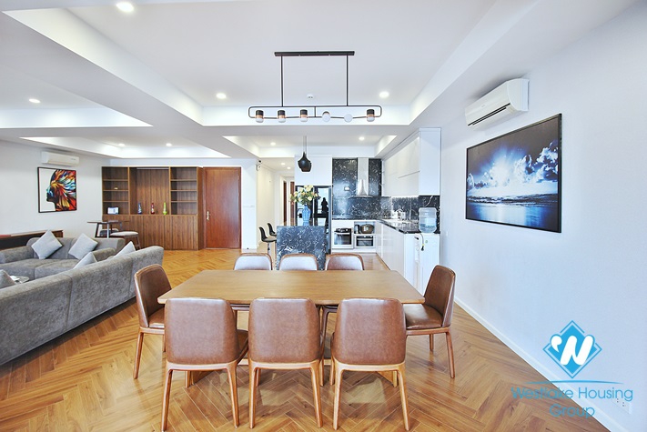 Renovated and lake view 3 beds apartment for rent in Xuan Dieu st, Tay Ho